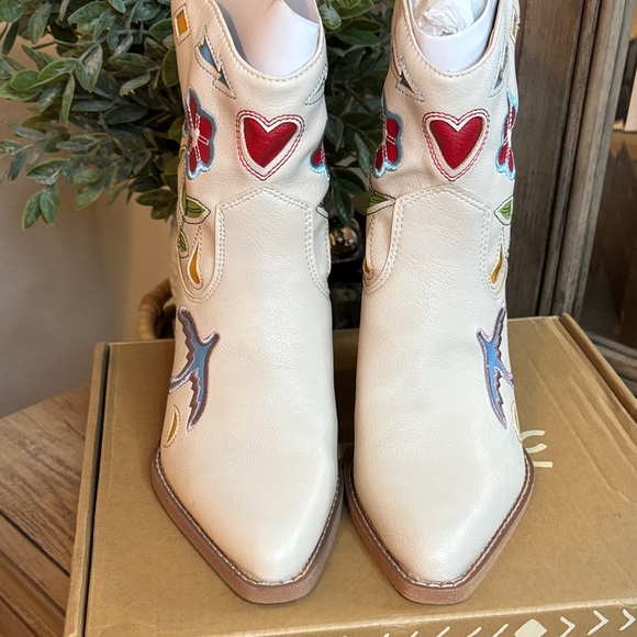 Zodiac Floral Embroidered White Ankle Boots - Picture 5 of 9